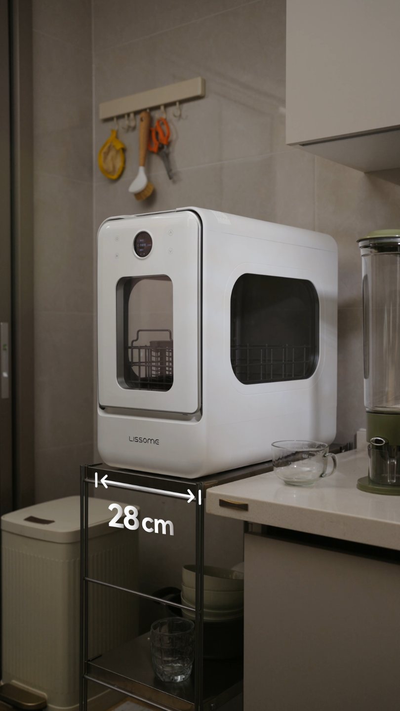 小さめキッチンのコーナーに収まるLISSOME J1